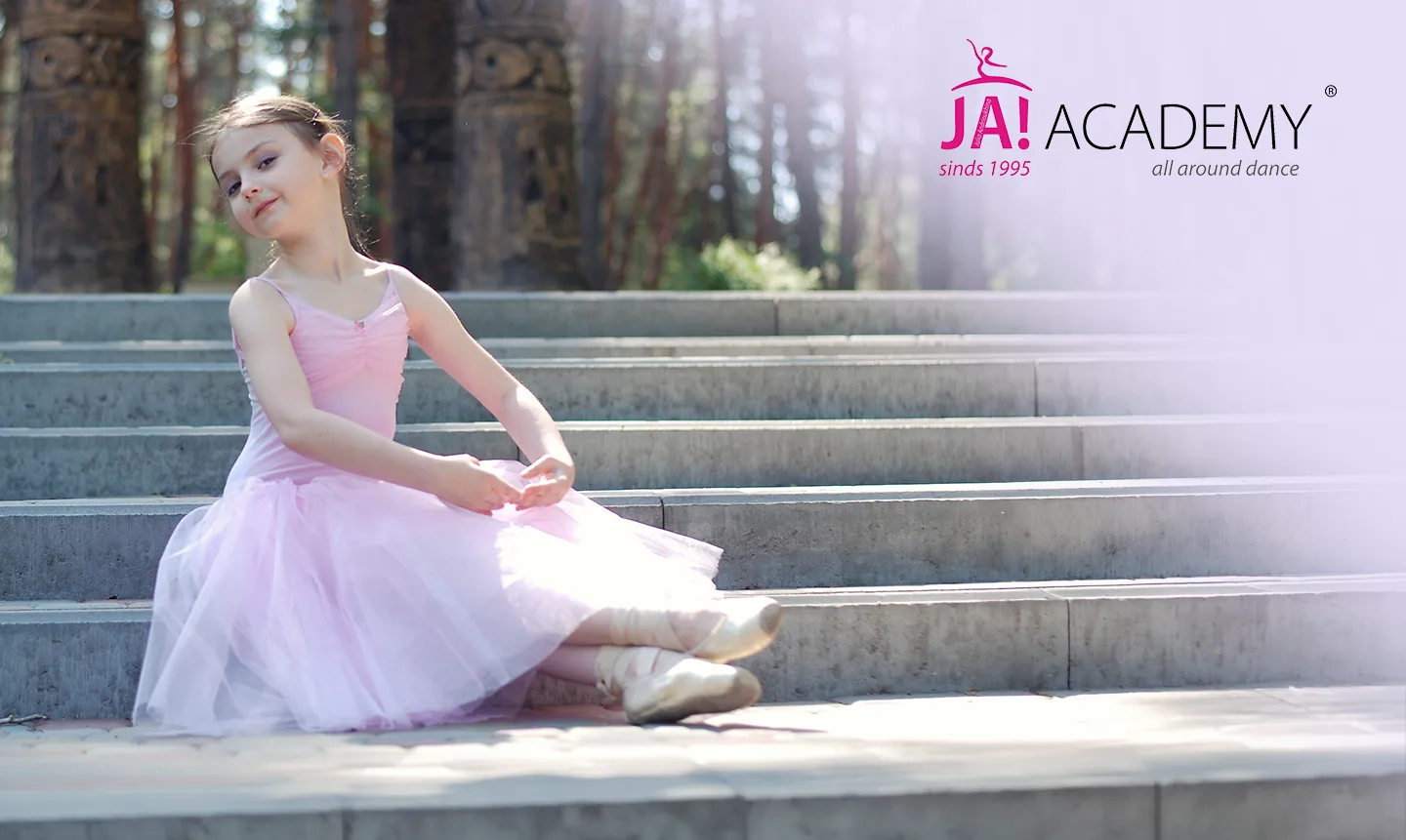 Jonge balletdanseres in een roze tutu op de trappen, zomervakantie bij JA!Academy
